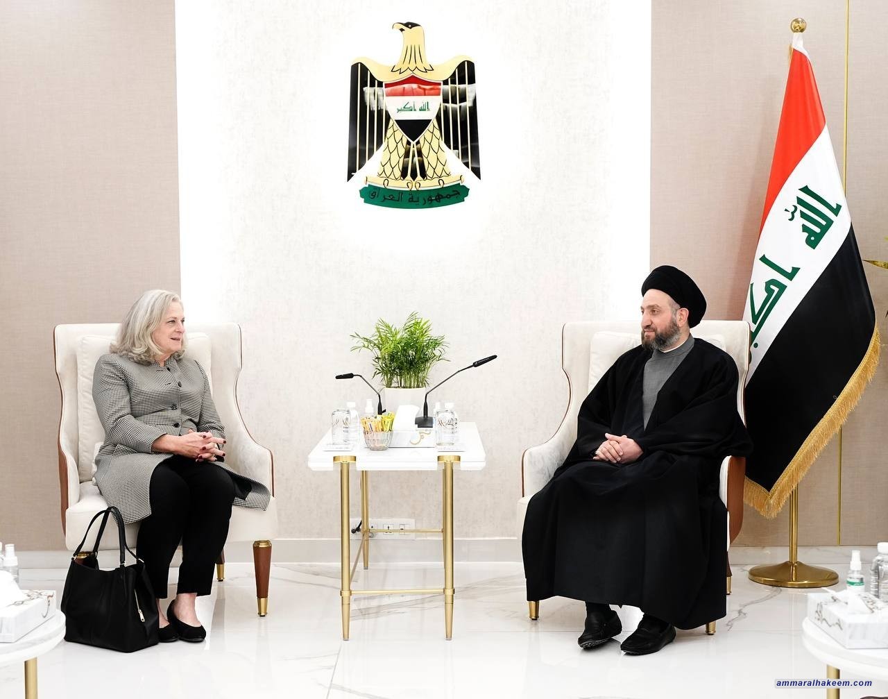 السيد الحكيم للسفيرة الامريكية : ضرورة التعامل بمرونة مع محددات الدولار وضبط تاثيراته على الدينار العراقي