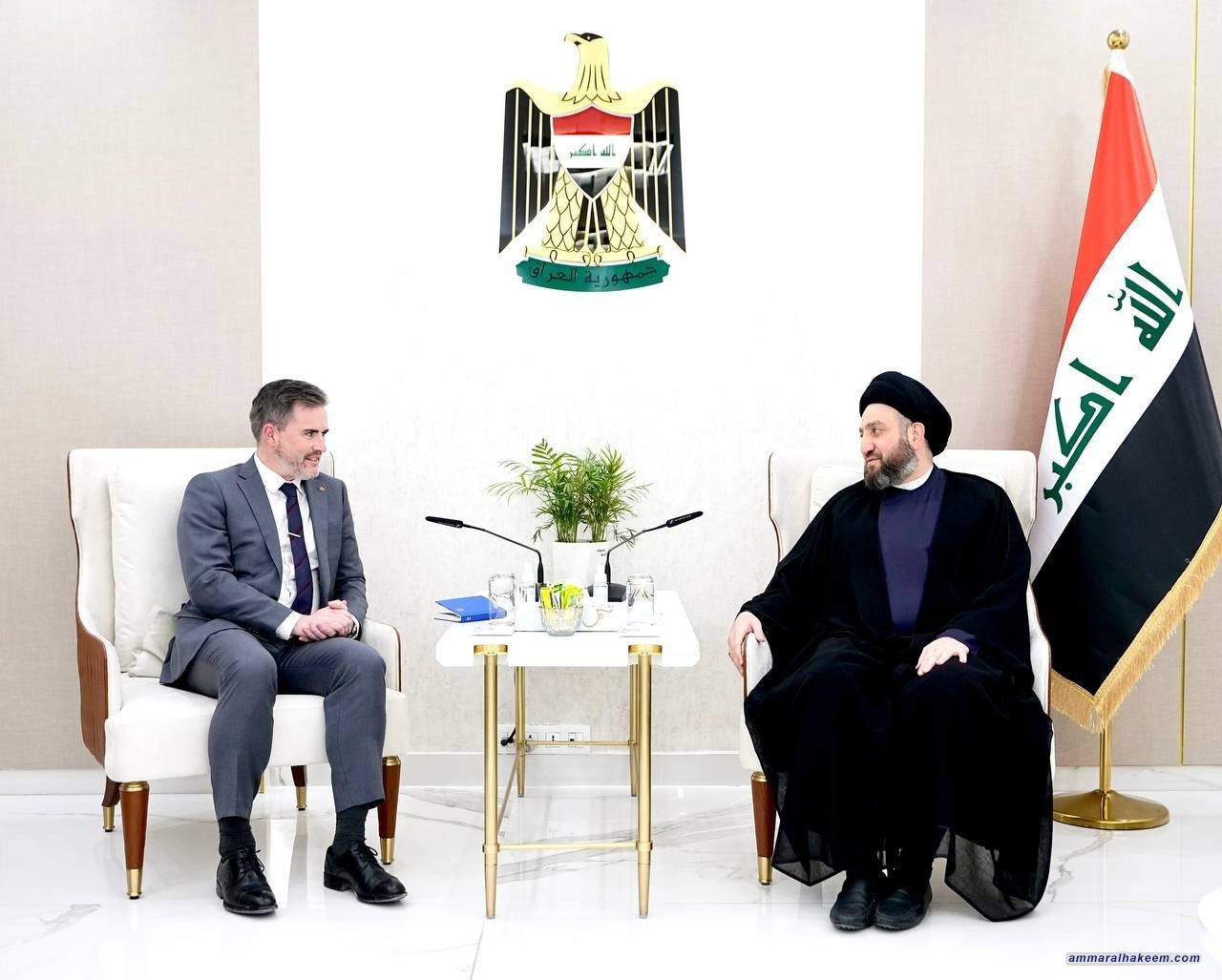 السيد الحكيم يستقبل السفير الكندي ويبحث معه العلاقات الثنائية