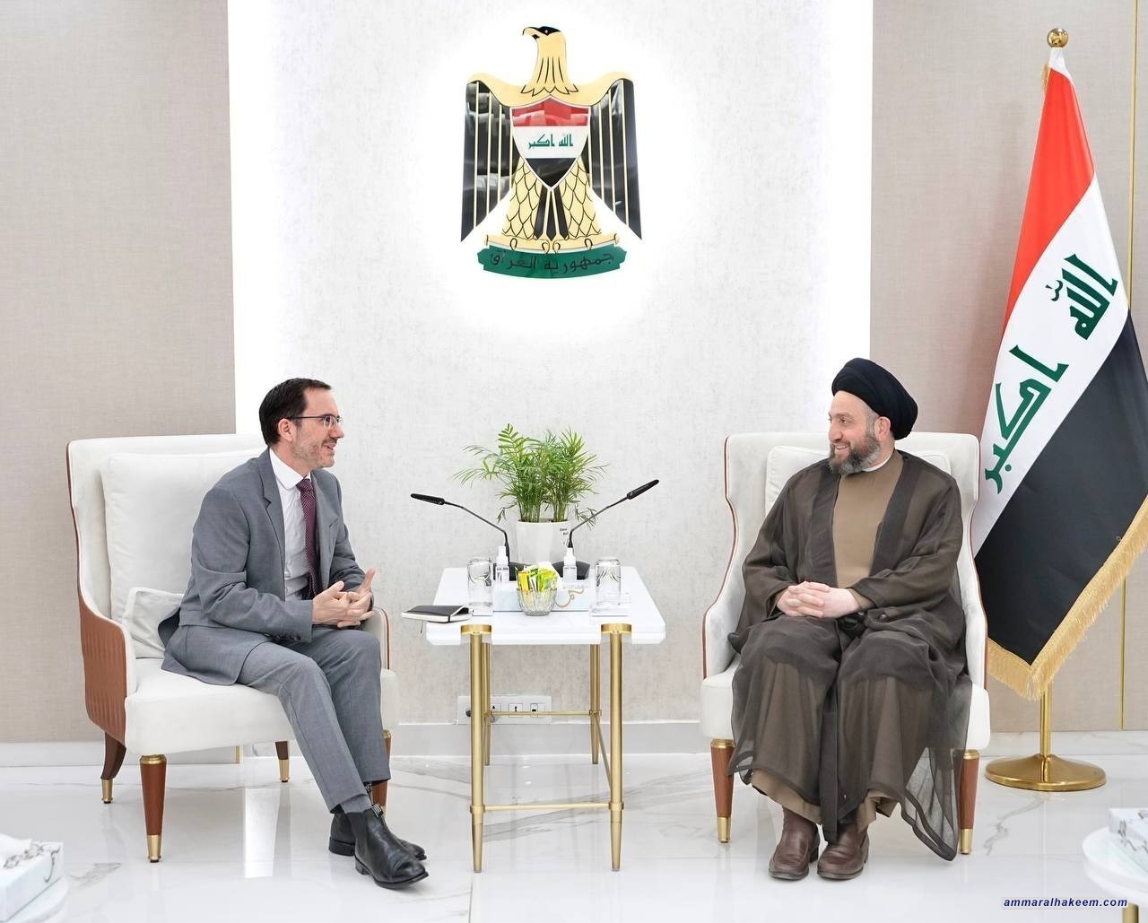 السيد الحكيم يبحث مع السفير البريطاني المشهد السياسي ويجدد دعمه لحكومة السوداني في خطواتها الاجرائية لتقديم الخدمات