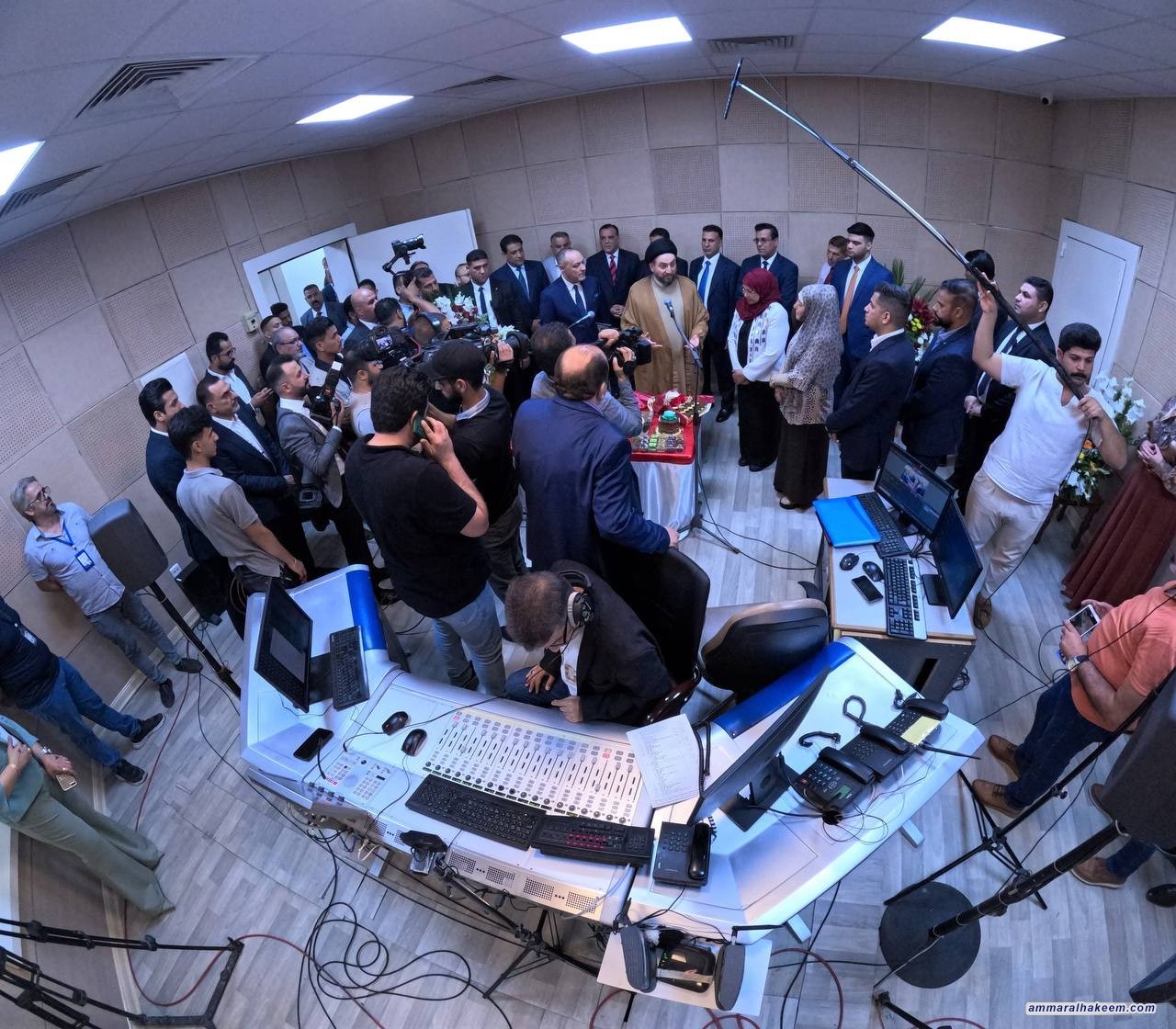 سەماحەتی حەكیم پیرۆزبایی دامەزراندن لە ئێزگەی كۆماری عێراق دەكات