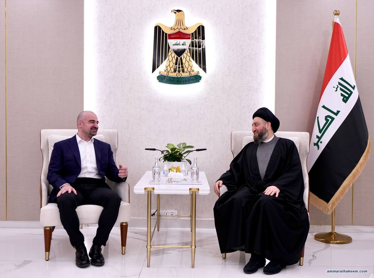 سەماحەتی  حەكیم گرنگی لێك نزیككردنەوەی بۆچوونەكان نێوان حكومەتی ناوەندی وحكومەتی هەرێم دووپات دەكاتەوە و داوای دادپەروەری بۆ فەرمانبەران دەكات