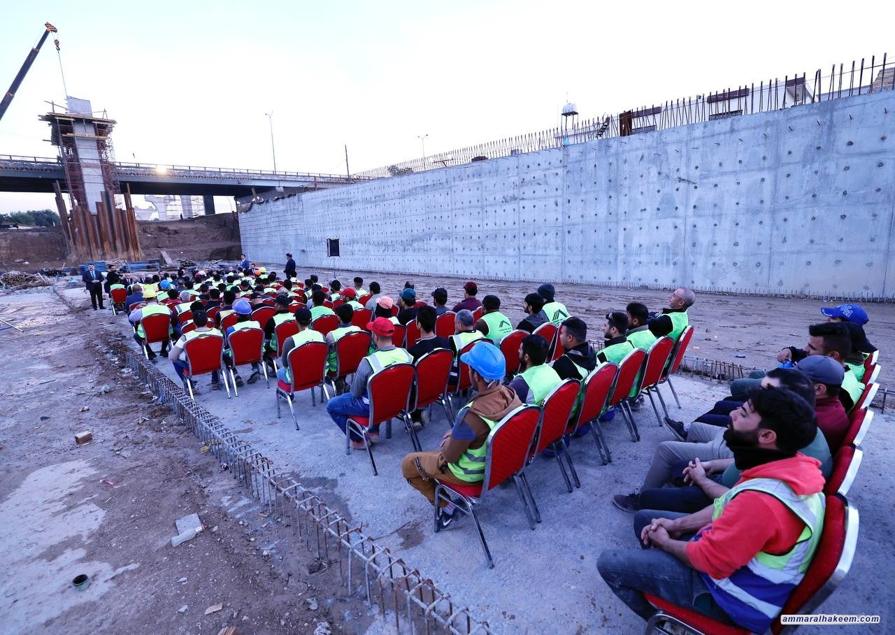 السيد الحكيم يتناول طعام الافطار مع مهندسي وعمال مجسر معسكر الرشيد مشيدا بحضور الشركات الاجنبية والعربية في العراق