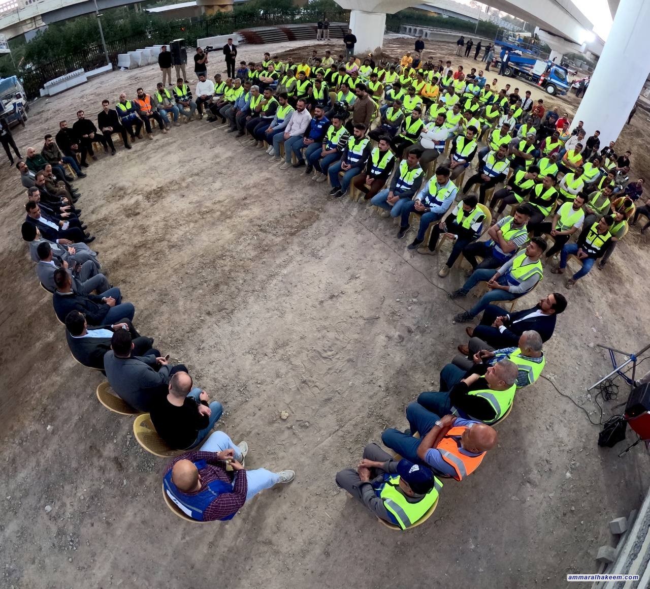 Sayyid Al-Hakeem Meets Baghdad Construction Sites Engineers, Workers: Calls to Benefit from Blessed Month of Ramadan, Take Pride in National Efforts