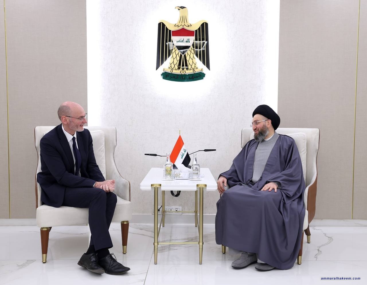 السيد الحكيم يلتقي السفير البريطاني بمناسبة انتهاء مهامه: