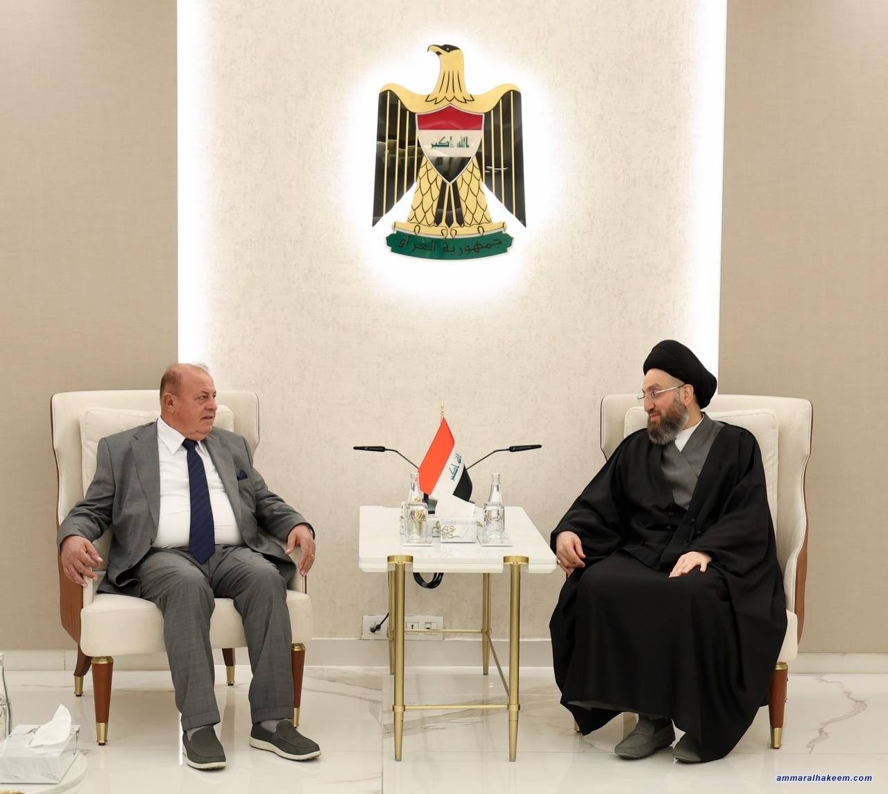 السيد الحكيم يلتقي شيخ عشيرة السورچية ويؤكد على أهمية الوحدة الوطنية