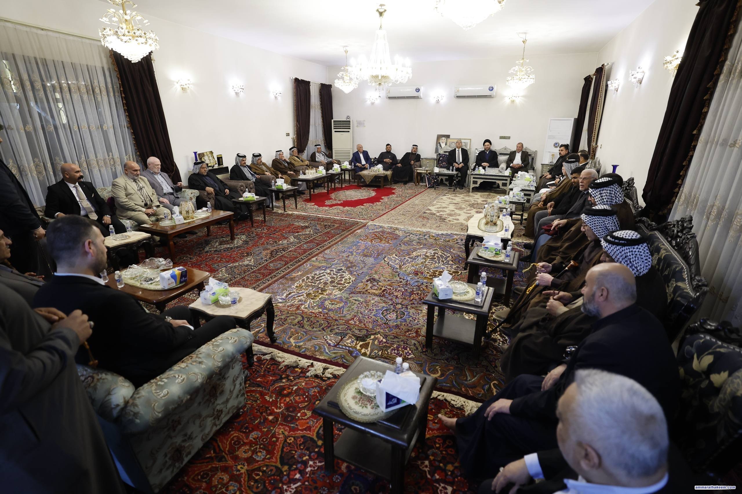السيد الحكيم يزور عدداً من دواوين ووجهاء النجف الأشرف ويؤكد أهمية التواصل المجتمعي وترسيخ وحدة الصف