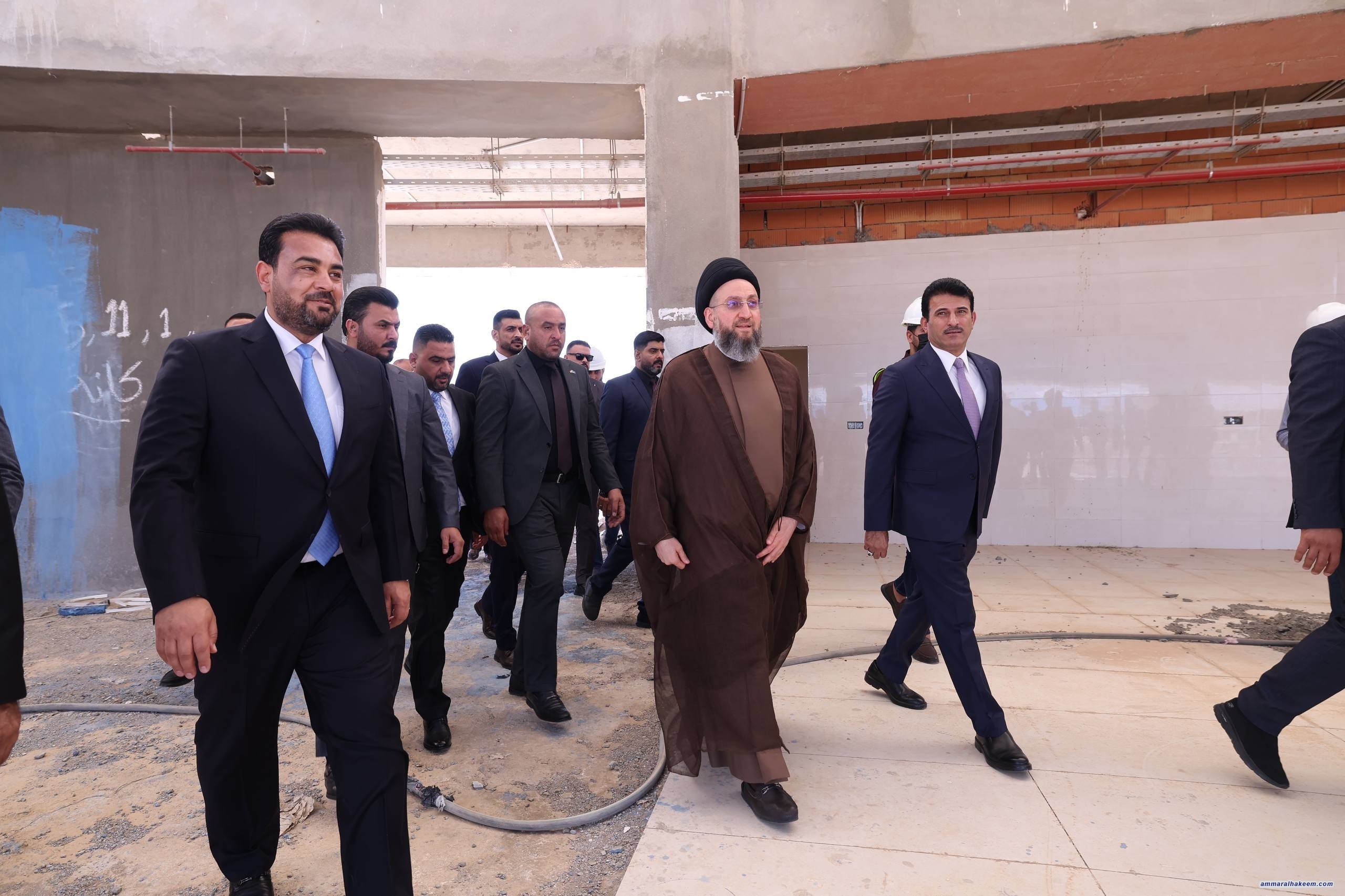 السيد الحكيم يتفقد مشروع ملعب الأنبار الدولي قيد الإنشاء